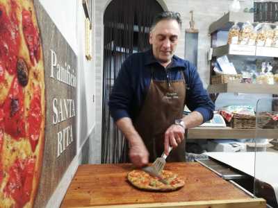 Qui come la focaccia � pi� sottile e croccante. �Prepariamo un prodotto pi� leggero con materie prime di qualit�, tra i quali un olio di prima scela�, afferma il proprietario Giuseppe